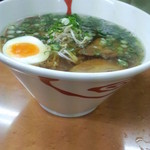 手のべ冷麺専門店 六盛 - 丼も拘りｱﾘ、ｼｬｰﾌﾟなｽﾀｲﾙで白い艶やかな肌に赤いﾗｲﾝが雅