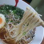 麺は中細麺ｽﾄﾚｰﾄで、断面はｴｯｼﾞのあるｽｸｴｱ形、加水率は低め