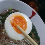 手のべ冷麺専門店 六盛 - 半熟茹で玉子は、色合いのｺﾝﾄﾗｽﾄがｳﾞｨｼﾞｭｱﾙ的にグッとくる