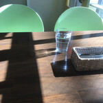 CAFE DE MOMO - 入口脇のテーブル席