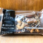 ファミリーマート - 料理写真:3種のナッツのチョコケーキ