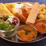 ロティボティ - 料理写真:Special Lunch 1/3-1/31 グリーンサラダ・パンパード・チキンパコラ・サンバルカレー・チキンココナッツカレー・レモンライス・野菜のクルチャ　1,300円