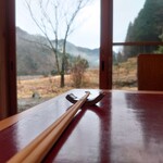 ろあん松田 - こだわりの大分のお箸と外の風景