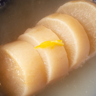 じっくり時間をかけて煮込む、濃厚鶏だしが決め手のおでん