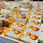 つきさむ温泉 ロビー売店 - 黒ごまスイートポテトケーキも美味しそう