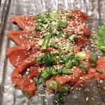 博多味処 灯 - 牛レバー刺（少し火を通してあるそうだけど、分からないくらい刺しで通ります）