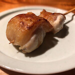 焼き鳥 とりら - 腿、鳥の旨味肉汁を
      綺麗に閉じ込めた
      絶妙の焼き上げ！