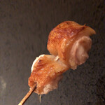 焼き鳥 とりら - 腿、滴り落ちるのは高坂鶏独特の旨味濃厚肉汁
