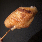 焼き鳥 とりら - 表面のパリパリ感が写真からも良く伝わりますね！食べると肉汁じゅわっと拡がります♬