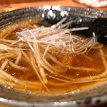 焼き鳥 とりら - 〆ら〜は、店主の兄上ミシュランらーめん店はなもこしとは双璧で中々の一杯に仕上がってます！