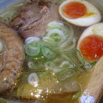 トロトロのバラ叉焼、烏龍茶たまご、メンマ、葱などがトッピングされています