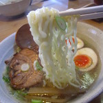 和の中 - 麺は低かん水の中太ちぢれ麺