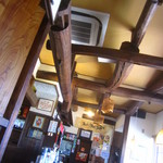 和の中 - 店内は大きな梁が通り、インテリアはエスニック調