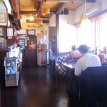 和の中 - 店内はテーブル席（５卓）と小あがり（２卓）