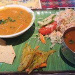 アティティ - 左上がまかないカレー、右下がチキンハイデラバード。パパドもあります。