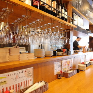 気さくなスタッフと会話を楽しみながら、お酒が飲める♪おひとり様多いです◎