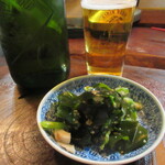 TAHOE - お通しは、わかめとちくわの和え物