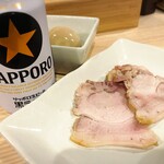 拉麺大公 - 缶ビール、吊るし焼きチャーシュー、半熟煮玉子