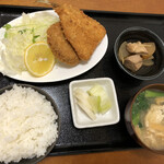 なかうらわ食堂 - サービス定食（メンチカツとアジフライ）