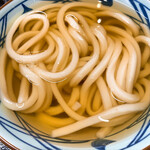 丸亀製麺 - 透き通った出汁にきれいなうどんです