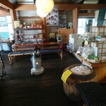 田原屋菓子店 - 玄関左側～奥にイートインスペースもあります。