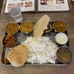 ナンディニ - ノンベジミールス（チキンカレー、本日のカレー、ダルカレー、ラッサム、サンバル、ヨーグルト、野菜のスープ、バスマティライス、プーリー、パパド、ミックスピクルス）