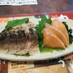 Tsubohachi - 選べるお刺身ハーフ&ハーフ480円をサーモンと炙り〆鯖半身