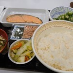 すき家 - 鮭・納豆定食ご飯大盛、オクラサラダ、鰹節オクラ、ネギ