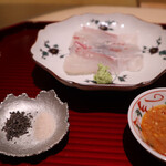 銀座 結絆 - 限界真鯛のお造り
      藻塩　山葵　黄味醤油