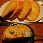 雅頌 - もんじゃ焼きをガーリックトーストに乗せて食す。