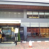 とんかつ まい泉 青山本店 - 駐車場案内の警備の方がいつもいらっしゃいます