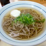 つるまる饂飩 - かけそば＋温玉。温かい蕎麦には関西風の出汁が合いますね！