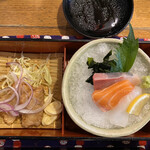 海鮮問屋 北の商店 - 日替り御膳のおかず　お重の上の段
            豚ロースの竜田揚げ・刺身三種盛り（ハマチ・サーモン・イカ）