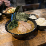 家系ラーメン クックら - 中盛麺固め海苔刻み玉ねぎライスマイウー