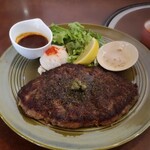 神戸ハンバーグウエスト - いつものハンバーグより。薄目でその分大きいです