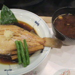 量平寿司 - カレイ煮付けと赤出汁