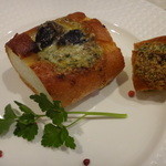 ビストロ茶葉蘭 - フランスパンに入ったエスカルゴ