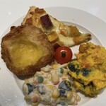 Matina  - パンとピザ、サラダ(アップ)♪