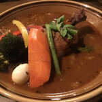 SOUPCURRY　TREASURE - 具材は、ビーツの葉、にんじん、キャベツ、揚げブロッコリー、うずら、インゲン、黄パプリカ、赤パプリカ、揚げたゴボウささがき、ビーツ、ジャガイモと揚げレッグ。