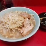 ラーメン二郎 - 食べたのは、小ラーメンの麺カタメ、カラメに生とじ玉子。玉子の容器が小さいので、食べづらかった。だしの量は少なめでした。