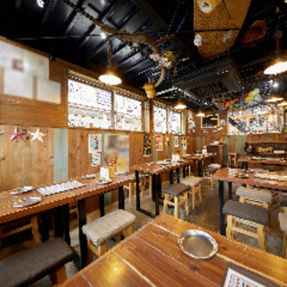 古民家を改装したレトロな空間。サワーなど無料になる運試しも！