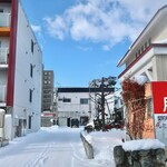 蕎麦と料理 瀬口 - 店裏の駐車場への入口