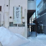 蕎麦と料理 瀬口 - 駐車場から細道で店の表へ