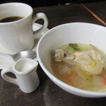 三日月 - 手羽元が入った野菜スープとコーヒー