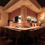 日比谷琥白 - オープンキッチンのカウンター席。１名様からお気軽にご利用ください。