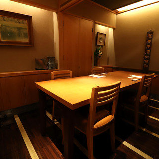 落ち着いた雰囲気のテーブル個室で、特別な日のお食事を――。