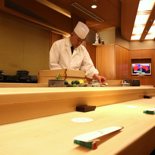 職人の技を目の前でご覧いただける特等席にてお愉しみください。