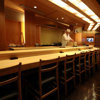 木の香り漂う贅沢なカウンターと特別な日を彩る静かな個室を完備