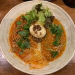 SPICY CURRY 魯珈 - 2種カレー(百合根とインド豆のほっこりカレー、ゲーンバイホラパーヌア)＋るうろう煮玉子