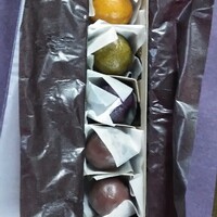 HIGASHIYA GINZA - つやつやの餡の玉。
                    外と中の材料が一つ一つ違う組み合わせ！